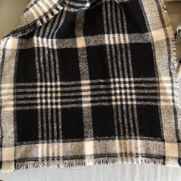 Lauren Ralph Lauren 100 % lambs wool black & cream plaid scarf with fringe trim - Picture 8 of 8